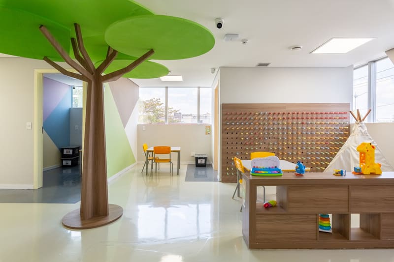Profissional sênior da Formare em ambiente de avaliação técnica com equipamentos terapêuticos